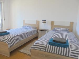 zwei Betten nebeneinander in einem Zimmer in der Unterkunft BeachCity Guesthouse in Lagos