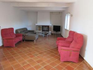 A seating area at VILLA SPACIEUSE, CLIMATISATION, PISCINE, JARDIN PAYSAGE, PROCHE MER