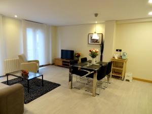 A television and/or entertainment centre at Les Cotolles Centro