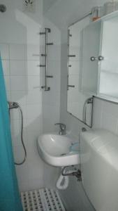 uma casa de banho com um lavatório, um WC e um espelho. em Casinha alentejana em Évora