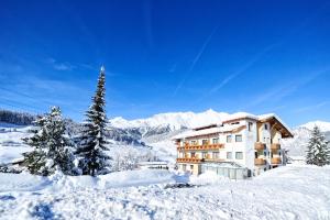 ein Hotel im Schnee in den Bergen in der Unterkunft Alpen Boutique Hotel Alpetta in Nauders