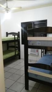 um quarto com 2 beliches e uma mesa em Apartamento Guarujá no Guarujá