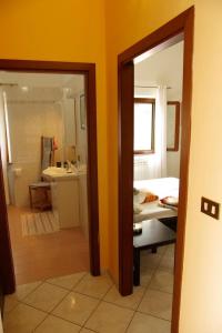 una camera con bagno dotato di letto e specchio di Il giardino di Otto a Cascina