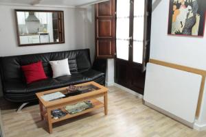 A seating area at Estudio San Matias