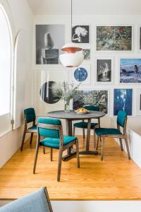 uma sala de jantar com mesa e cadeiras em Flattered to be in Porto em Porto