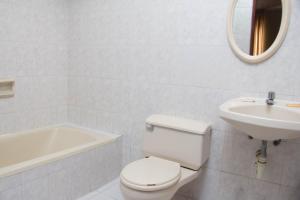 Um banheiro em Hotel Internacional