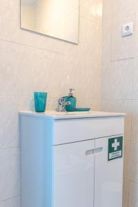 a bathroom with a sink and a mirror at Invicta Flats 2 - Oporto in Porto