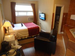 Postel nebo postele na pokoji v ubytování Bayside Inn & Waterfront Suites