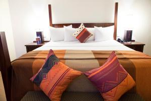 Un pat sau paturi într-o cameră la African Regent Hotel