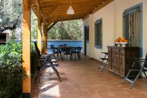 a screened porch with a table and chairs on it at Casa Rural La Cambreta in Crevillente
