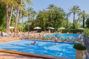 a pool at a resort with people in it at Casa Rural La Cambreta in Crevillente