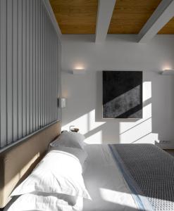 - une chambre avec un lit et des oreillers blancs dans l'établissement Flattered to be in Porto, à Porto