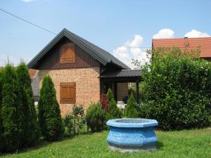 PotokCottage Plavi Lav Potok的院子里有蓝色鸟浴的房子