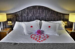 Cama o camas de una habitación en Beatriz Toledo Auditorium & Spa
