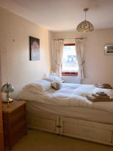 sypialnia z dużym łóżkiem i oknem w obiekcie 3 Marina Quay w mieście Lossiemouth