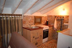 a small kitchen with a sink and a stove at Nuestra Casita de Papel in Cehegín