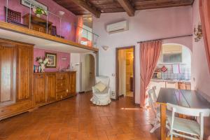 Bargello Florence في فلورنسا: مطبخ وغرفة طعام مع طاولة وكراسي