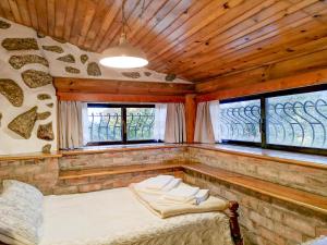 Ένα ή περισσότερα κρεβάτια σε δωμάτιο στο Casa do Penedo Gerês