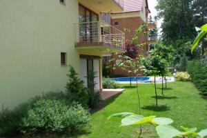 Vonkajšia záhrada v ubytovaní Janó Apartman