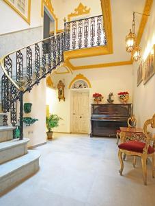 vestíbulo con escalera y piano en Palace-House Hércules 92 en Sevilla