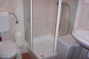 Kúpeľňa v ubytovaní Janó Apartman