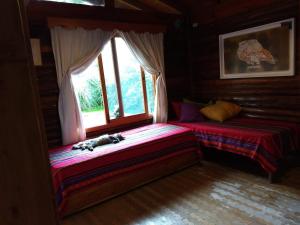 Una cama o camas en una habitación de CABAÑA en LOS REARTES con PILETA