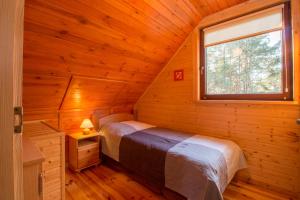 Łóżko lub łóżka w pokoju w obiekcie Komfortowe Domki na Roztoczu- Domek Majdan