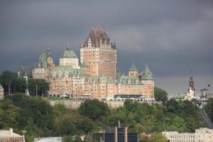 a large building sitting on top of a hill at Bonheur partagé in Lévis