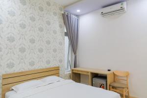 Un pat sau paturi într-o cameră la Nam Anh Hotel