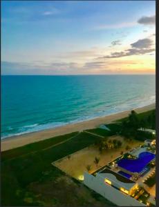 vistas aéreas al océano y a la playa en Cobertura duplex com piscina a beira-mar de Guaxuma en Maceió