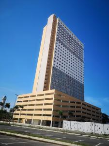 Un edificio alto con una calle enfrente. en Ndw appartment. Clean house + NEW furniture, en Kuala Terengganu