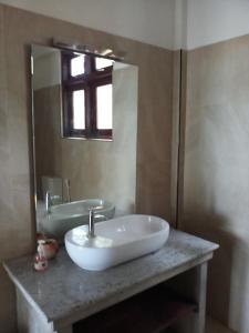 uma casa de banho com um lavatório branco e um espelho. em Beach Front Villa Nilaveli em Nilaveli