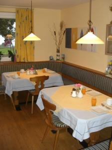 A restaurant or other place to eat at Edelweiss Apartments
