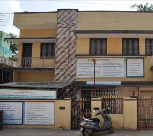 チダンバラムにあるHomestay Senthil Akamの建物前に停車したスクーター