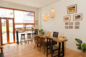 - une salle à manger avec une table et des chaises dans l'établissement Khoksametchun Hostel, à Hat Yai