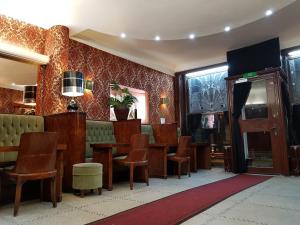 Hotel Abberdeen في بروكسل: مطعم مع طاولة وكراسي في غرفة