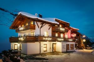 フェントにあるAppartment Venter Bergweltの夜の雪家