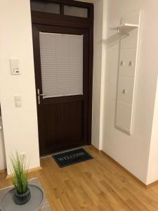 una camera con una porta con finestra di Apartment am Schloßplatz Erlangen a Erlangen