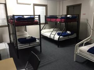 Bunk bed o mga bunk bed sa kuwarto sa Goondihill Hotel