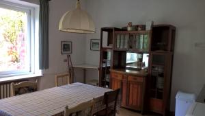 カヴァレーゼにあるVilla Volpe Rossaのダイニングルーム(テーブル、窓付)
