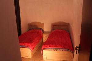 Rúm í herbergi á Inga Jafaridze Guesthouse Pele