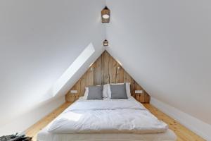 a bed in the middle of a room at Flatbook - In the Heart of Old Town Apartments Sw Ducha in Gdańsk
