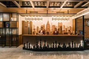 فندق أكوا في باتايا سنترال: بار في غرفة مع جدارية مدينة على الحائط