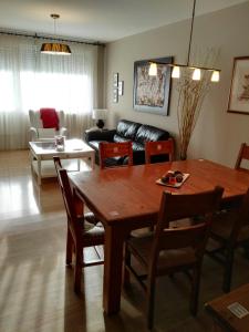 sala de estar con mesa de madera y sillas en APARTAMENTO HARINERA-AOIZ, en Aoiz