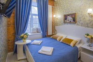 ein Schlafzimmer mit einem Bett mit Handtüchern darauf in der Unterkunft Catherine Art Hotel in Sankt Petersburg