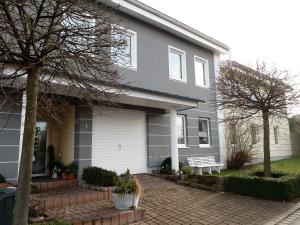 une maison grise avec un banc devant elle dans l'établissement Schedler, à Gerbrunn