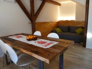 een houten tafel in een woonkamer met een bank bij Casa Lassù in Carano