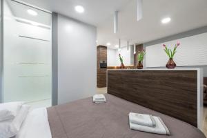 1 dormitorio con 1 cama grande y lavamanos en Apartament Luxury Miedzyborska 8b, en Varsovia