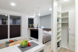 Appartamento bianco con camera da letto e letto di Apartament Luxury Miedzyborska 8b a Varsavia