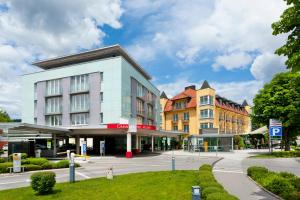 a building in the middle of a street at Casinohotel Velden in Velden am Wörthersee